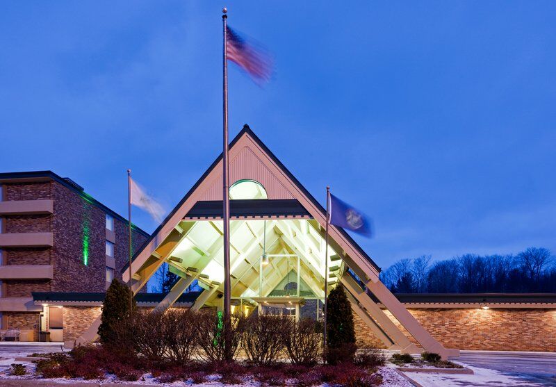 Holiday Inn Marquette By Ihg Exterior photo