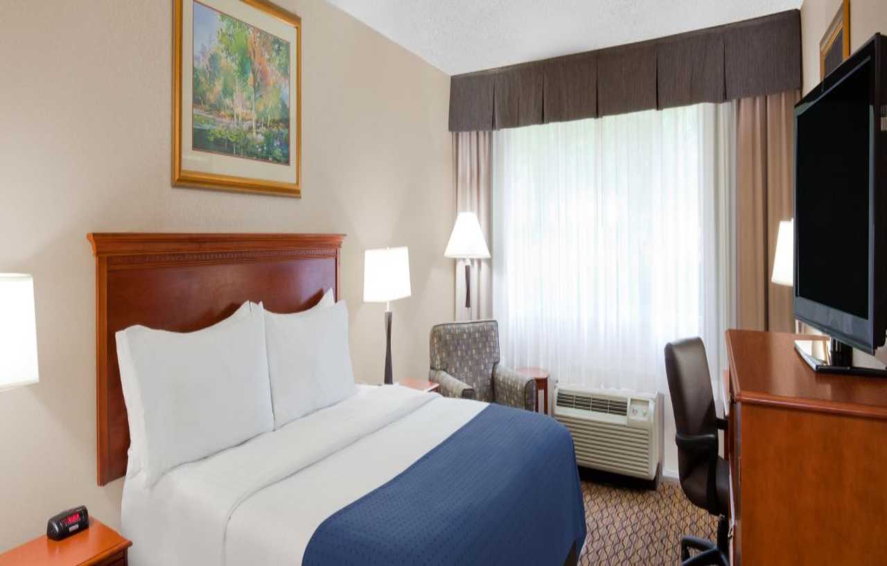 Holiday Inn Marquette By Ihg Exterior photo